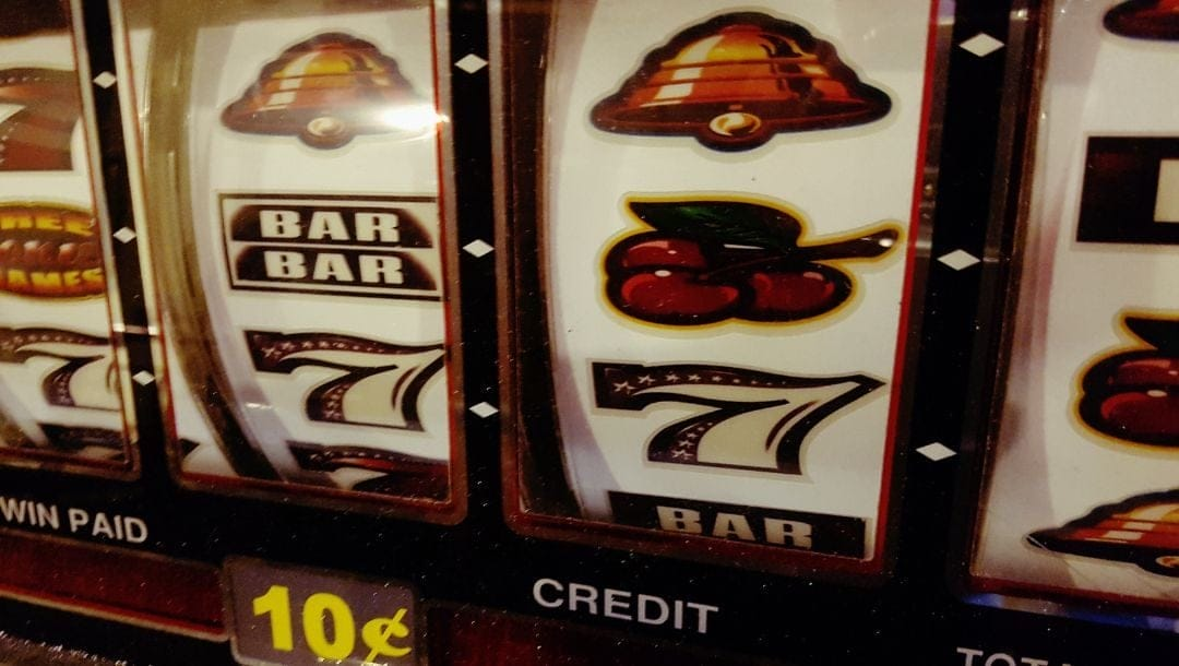 สล็อตแมชชีน 3 รีลสไตล์วินเทจ โทนเหลือง-น้ำตาล มีสัญลักษณ์ผลไม้และ BAR พร้อมปุ่ม SPIN